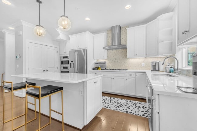 Building Photo - Modern 4-Level Townhome with Rooftop Terrace & Indoor/Outdoor Fireplace Near Old Town