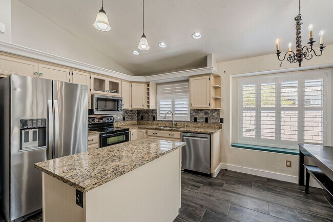 Building Photo - 4 bed, 2 bath home in Peoria