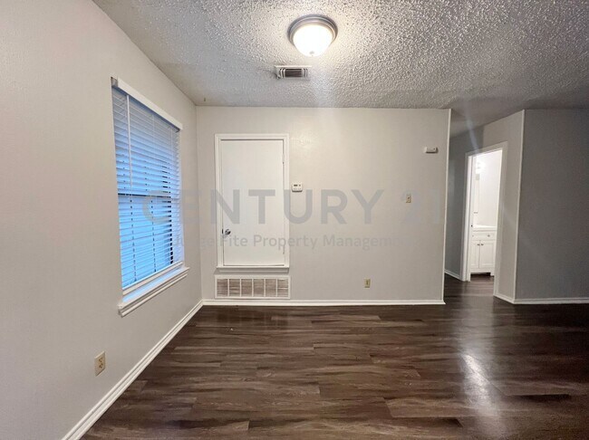 Building Photo - 1108 N Elm St