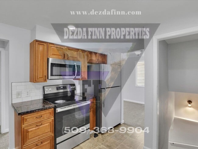 Building Photo - 5 Bed, 2 Bath Home Conveniently Located in...
