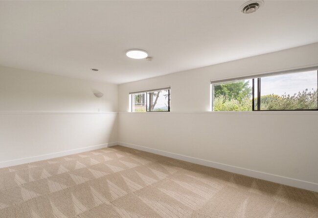 Building Photo - Elegant 4 bed home with Lake Sammamish Vie...