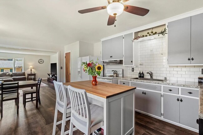 Kitchen - 227 Park Crest Dr