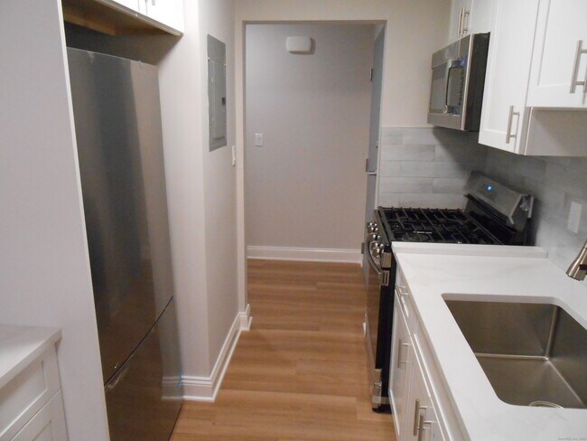 Building Photo - 50 Greenhouse Rd