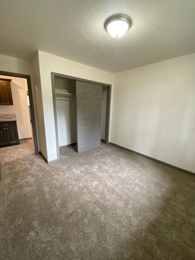 Building Photo - **SPRING SPECIAL- $400 off first months rent**  3 Bedroom Duplex in Veneta