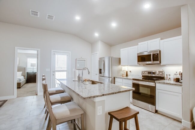 Building Photo - Available Now! 3/2/2 in Bell Farms!