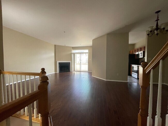 Building Photo - Beautiful 3 Bed 2.5 Bath Interior Townhome In Ashburn Village