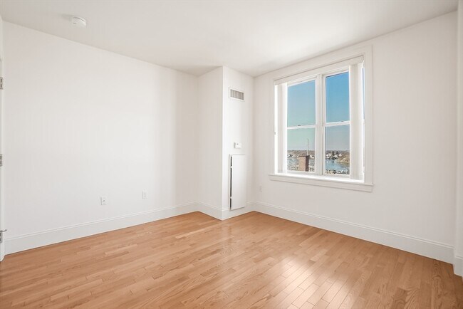 Building Photo - 116-128-128 Rantoul St