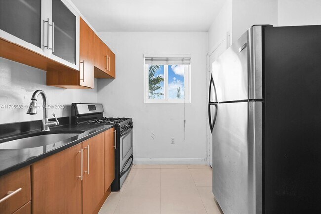 Building Photo - 320 85th St
