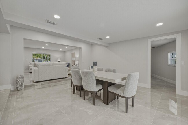 Building Photo - 632 Las Palmas Park
