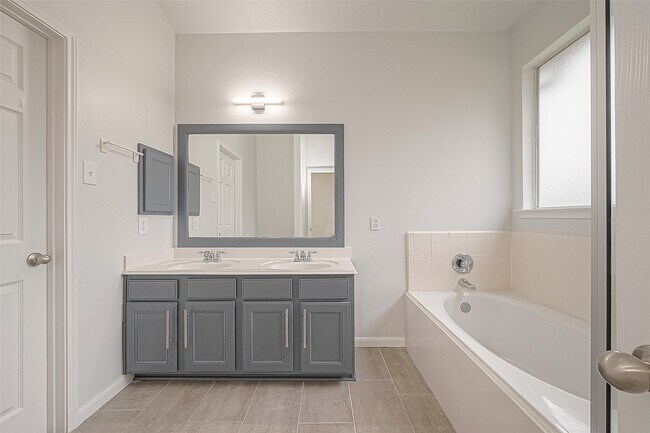 Building Photo - 6406 Applewood Forest Dr