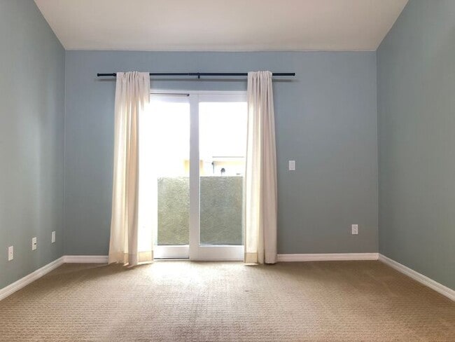 Building Photo - Sunny Top Floor 2BD/2BA Condo in Desirable...