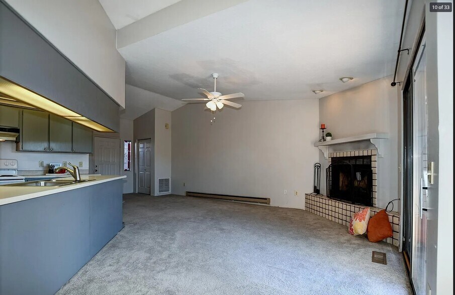 Building Photo - 4944 Summit Cir