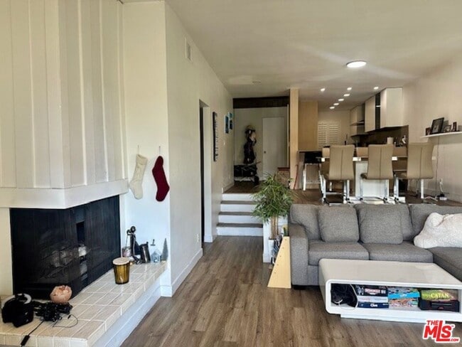 Building Photo - 7217 Marina Pacifica Dr S