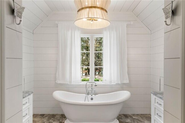 Building Photo - 5265 Peachtree Dunwoody Rd NE