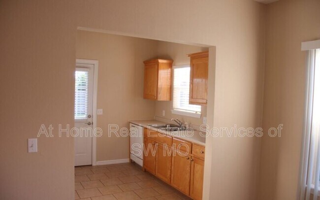 Building Photo - 305 Excalibur Ct