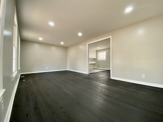 Building Photo - "Charming 3-Bedroom Rental with Hardwood Floors in Florence, AL - A Must-See!"