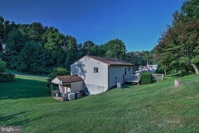 Building Photo - 5105 Shore Dr