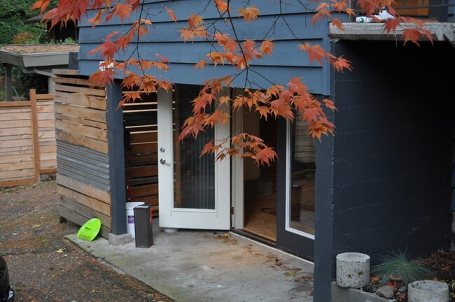 Building Photo - Serene, private setting in the Seahurst neighborhood