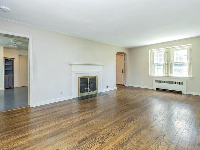 Building Photo - 221 Manhasset Ave