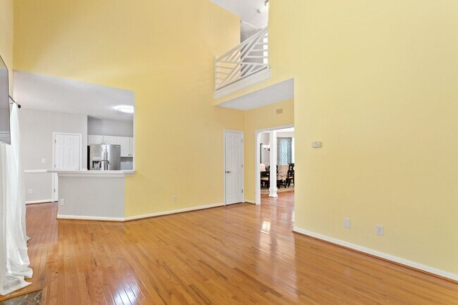 Building Photo - 5BR/3BA with Fresh Paint and New Carpet in...