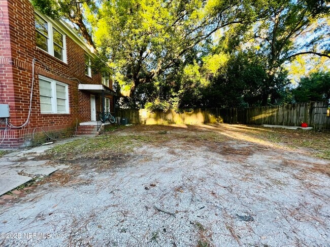 Building Photo - 2575 Myra St