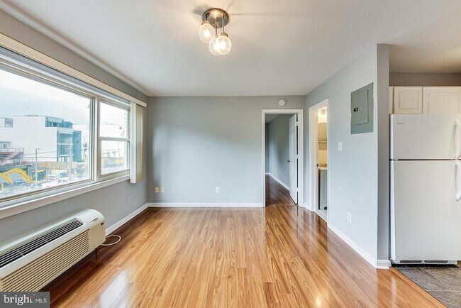 Building Photo - 604 Longfellow St NW