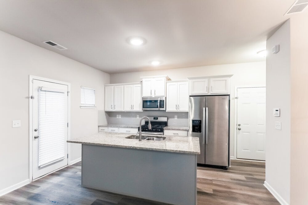 Building Photo - 4 Elm St