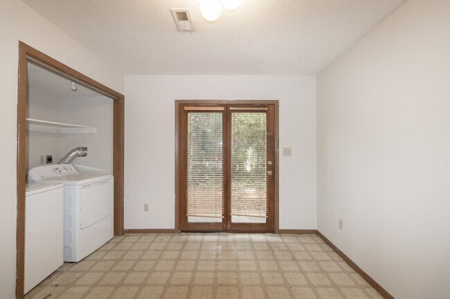 Building Photo - 3 Bed 2 bath Townhome