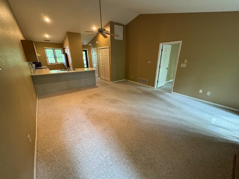Building Photo - 1843 Waters Edge Dr