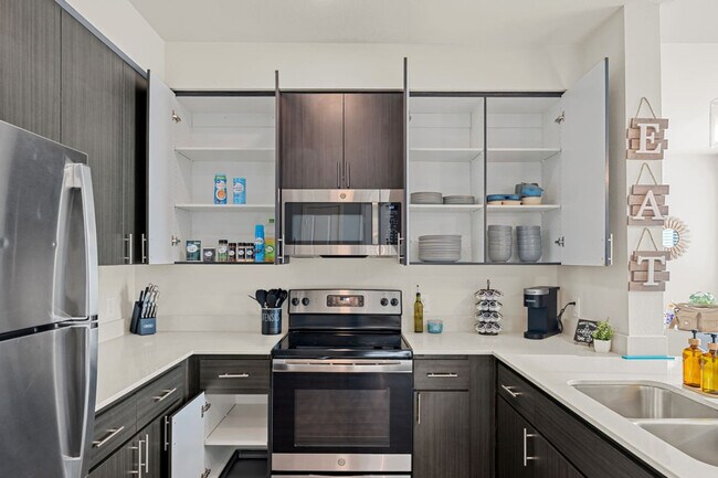 Building Photo - 711 W Broadway Rd