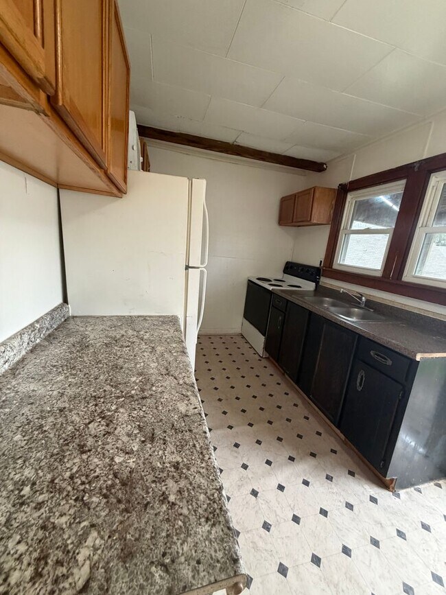 Building Photo - 2423 Lincoln Ave