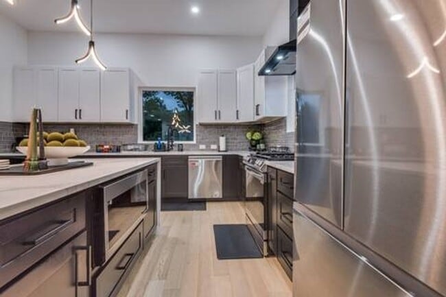 Building Photo - Stunning 3BR  3.5 Bath Townhome in Dallas
