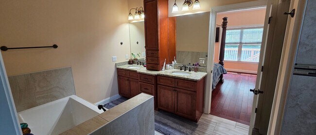 Building Photo - Executive home in Lewisville gated community
