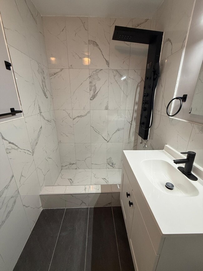 Building Photo - 10 E 10th St