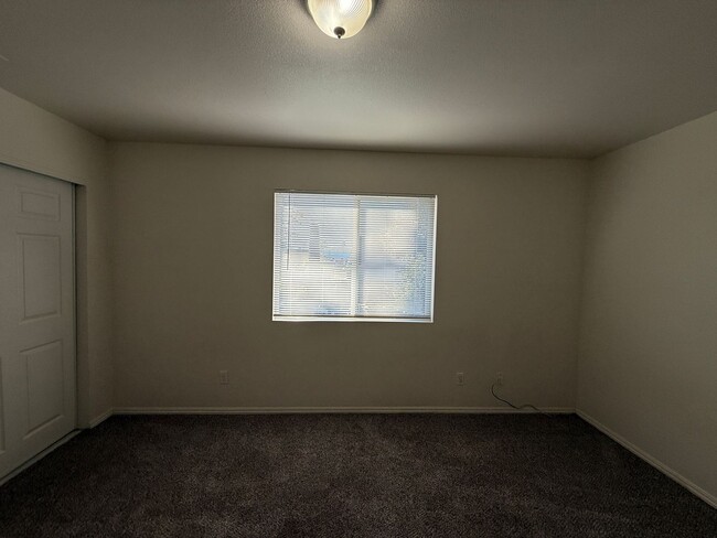 Building Photo - L41900