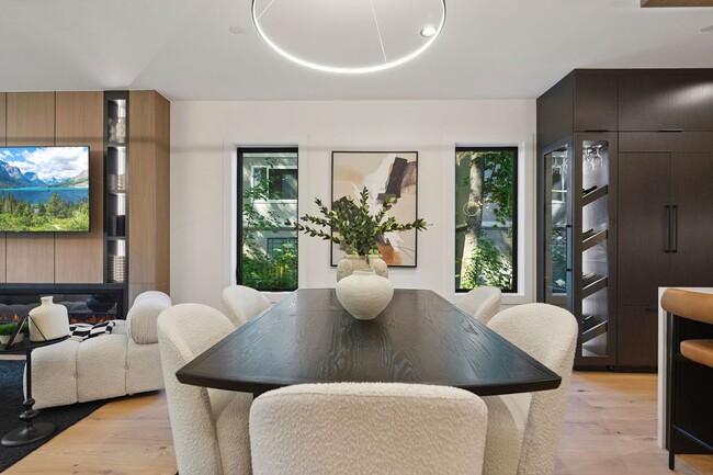 Building Photo - Skyview Townhome: Luxury Living in Lake Oswego's Premier First Addition Neighborhood
