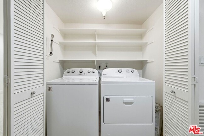 Building Photo - 5831 Seawalk Dr