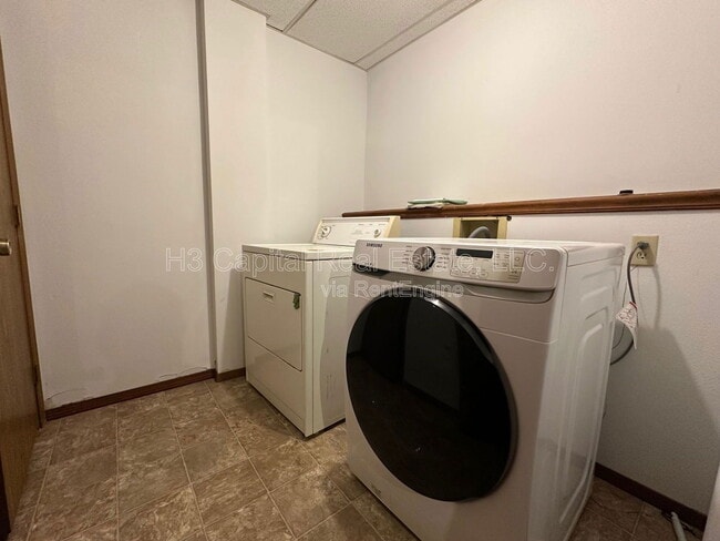 Building Photo - 520 Whip Poor Will