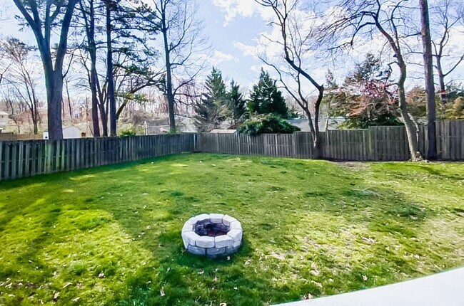 Building Photo - Immaculately Renovated 3 Bedroom 1.5 Bathr...