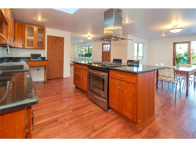 Building Photo - Incredible 3 Bed 2 Bath Madrona Home for L...