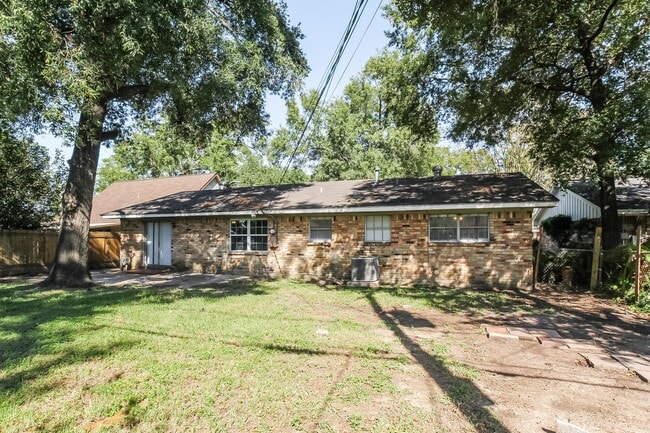 Building Photo - 13322 Oak Leaf Ln