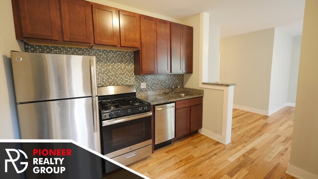 Building Photo - 3941 N Janssen Ave