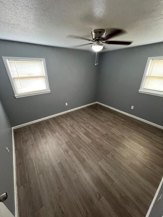 Building Photo - $0 First Month's Rent / $0 Deposit at Move-in