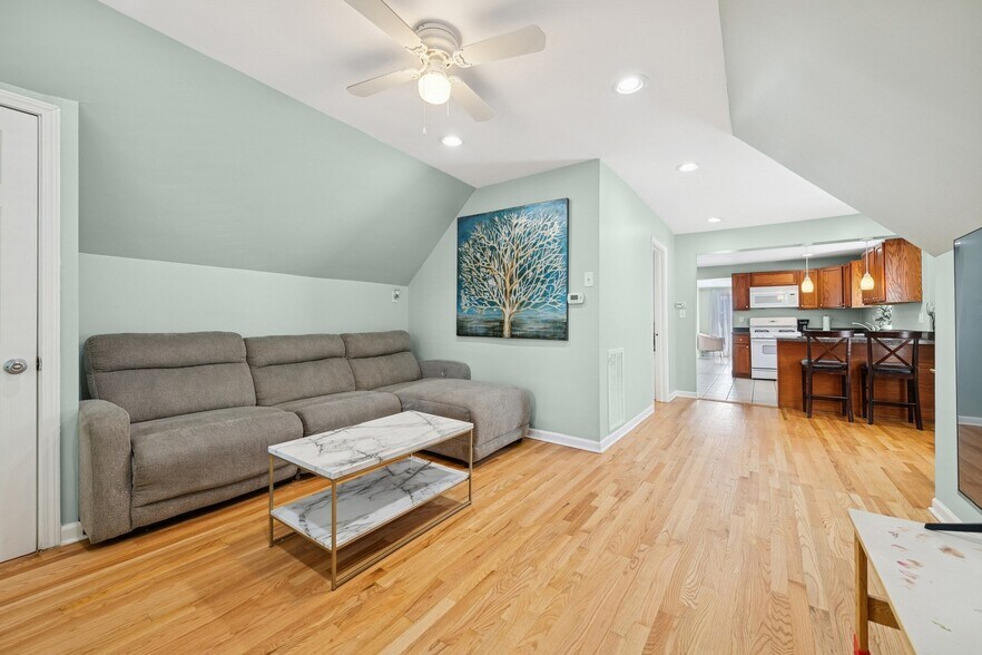 Building Photo - 2727 N Artesian Ave