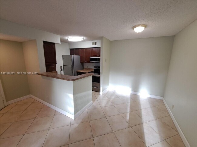 Building Photo - 3200 N Palm Aire Dr