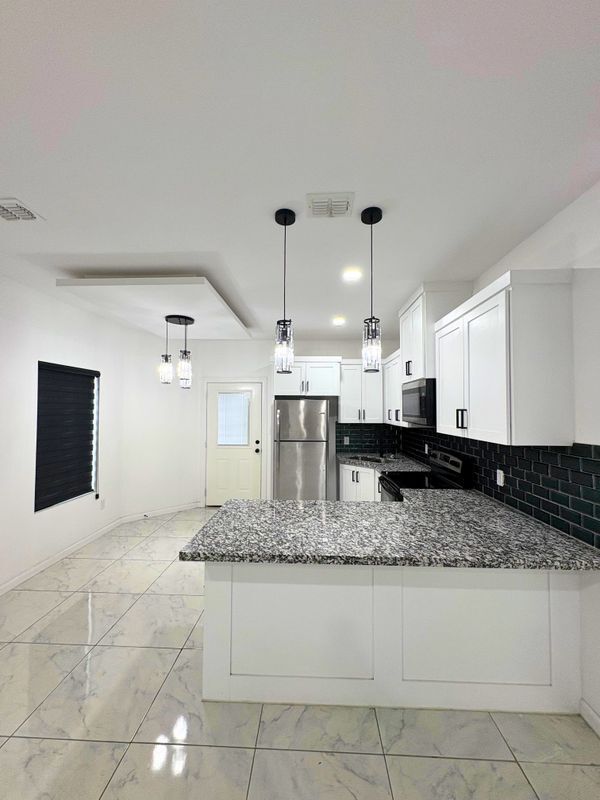 Building Photo - 912 N Woodson Ave