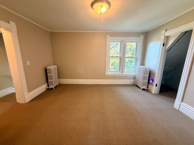 Building Photo - Two Bedroom Upper Apartment in Walker!