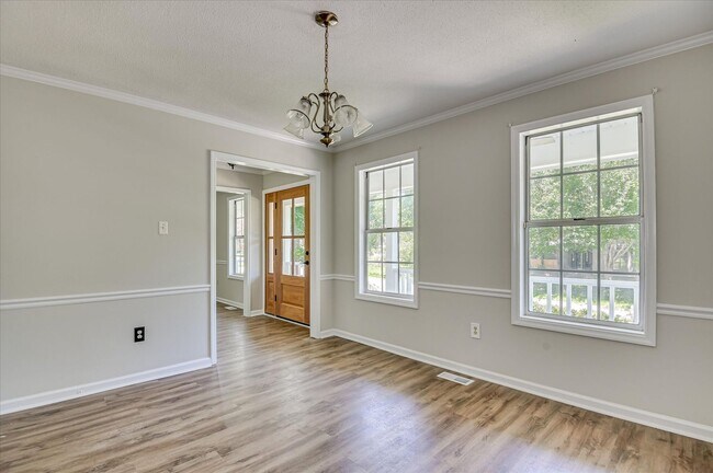 Building Photo - 3 bedroom, 2.5 bathroom home on a large co...