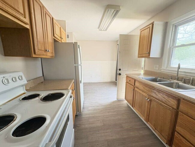 Building Photo - Edenroc Ln.