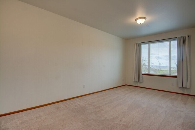 Building Photo - Spacious 2 Bed 2 Bath Condo with Private Balcony